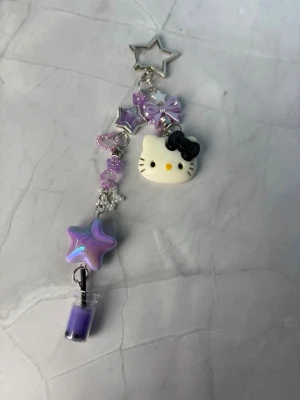 HELLO KITTY//PURPLE BOBA - keychain - ⭐️SANRIO keychain ⭐️ ✨🤍 FREEBIES (godis & random stickers) ingår i alla beställningar över 70kr 🤍