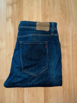 Replay jeans  - Marinblåa skinny jeans från Replay. Midja 36cm, längd 100cm. Obs baktill vid sömnen så finns det en liten defekt. JAG SKICKAR EJ FLER BILDER NÄR JAG BÄR JEANSEN! för bättre inblick i passformen rekommenderar jag att googla på modellnamnet. För storleksguide kolla måtten noggrant då jeansen alltid kan vara uppsydda heller krympta och jag ej tar emot returer :) s6,2