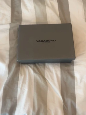 Gråa Vagabond sneakers i mocka - Snygga gråa sneakers från Vagabond i mjuk mocka med klassisk låg profil och vita sulor. Skorna har matchande grå skosnören och metallöljetter för en clean look. Perfekta för dig som gillar stilrena och bekväma sneakers. Dem har används runt 5 gånger max!