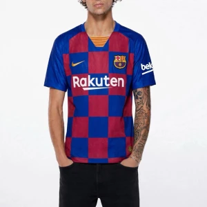Barcelona Matchtröja Messi#10 Herr L - Högkvalitativ replika  Storlek: L Pris: 299kr Leverans: Skickas inom 24 timmar Lager: Begränsat antal