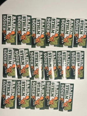 Bajen klibbor - Ett gäng feta Bajen klibbor i högkvalitet. Passa på att köp nu, med fri frakt! Perfekt för dig som är Bajen supporter eller vill resella. Alla klibborna på bilden medföljer!