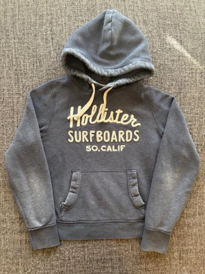 Hollister hoodie ~ vintage  - Sjukt eftertraktad Hollister hoodie ~ vintage modell som inte längre produceras | st M | färg marinblå | klassisk passform | perfekt vintage piece | OBS kan gå ner lite i pris vid snabb affär! 🏄