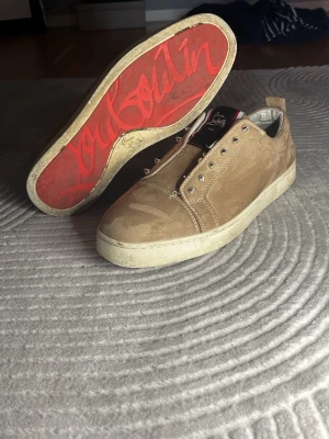 Loubs - Säljer ett par unika snygga loubs för bra pris i storlek 44-45. Finns defekter och därav priset! Färg: Beige. Hör av er för mer detaljer :)