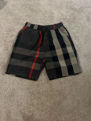 Burberry shorts  - Helt oanvända Burberry shorts i storleken L 