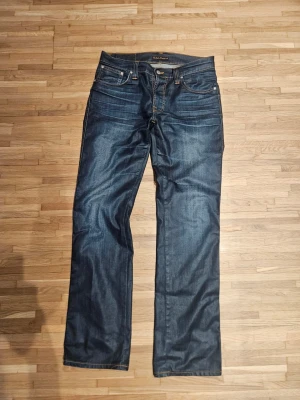 Nudie jeans Selvedge - Feta mörkblåa nudie jeans med snygg wash och tydliga detaljer. Modellen är Slim Jim vilket är likt Grim Tim fast straight. Skitbra lagning, liten på innersida lår. W32 L32