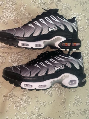 Helt oanvända Nike TNs svart/vit/gråa - Helt nya och oanvända Nike TNs, säljer för att dom inte passar och kvittot inte hittas eftersom jag fick dom som present 😁Kartong och Frigolit med följer 