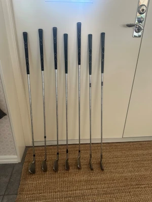 Järnsett p-4 höger  - Säljer ett set med p-4. Alla klubbor är Wilson tpx 1200 utom 7a 5a och 4a som är mizuno. Regular skryvhet passar bra om du är 170-185. Säljer för jag har växt ur dem 