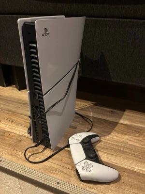 PlayStation 5 med handkontroll - Säljer ett playstation 5 i helt nytt skick. Inga skador och använt i en månad. Dm vid frågor eller funderingar samt fler bilder 