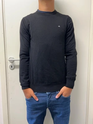 J Lindeberg tröja - Det svart merinoull tröja från J Lindeberg. Mycket bra skick. Modellen är 173cm, 64kg. Pris kan diskuteras!!