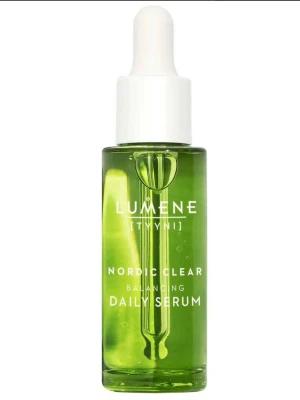Lumene Nordic Clear Daily Serum - För fet, blandad och oren hud med en blandning av balanserande nordiskt älggräs och lugnande arktisk rosenrot minskar glansighet, synligheten av porer, blemmor och rodnader samtidigt som den omgående återfuktar huden.