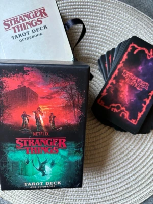 Stranger things tarot  - I nyskick , aldrig använt bara tittat på korten , finns på fler ställen då jag vill sälja det så fort som möjligt! Nypris i affär: 278kr säljes för : 190kr Vid frågor tveka inte på att skriva ❤️