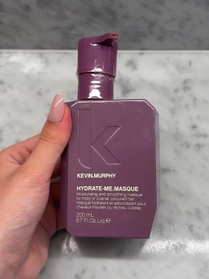 Kevin Murphy Hydrate-Me Masque - Fuktgivande och utjämnande hårinpackning från Kevin Murphy i en lila plastflaska med pump. Perfekt för frissigt eller färgat hår. Innehåller 200 ml och har endast testats en gång. Pumpen har ramlat av (därav tejpen runt) men fungerar ändå, men därav lägre pris. Säljs för 419 kr hos Lyko 💜 