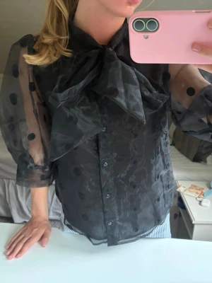 Prickig blus - En superfin prickig blus med genomskinlig rygg från zara! Blusen har även ett band som går att antingen knyta eller ha löst🤍