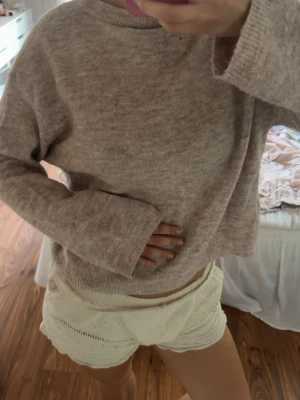 Beige oversized stickad tröja - Mysig beige stickad tröja med avslappnad passform och långa ärmar. Super skönt matrial och använt fåtal gånger.