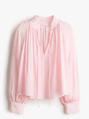 Ljusrosa blus med ballongärmar - Söt ljusrosa blus med v-ringning och tunna knytband vid halsen. Blusen är från h&m och är helt oanvänd! ❤️