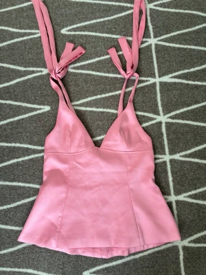 Rosa topp från Zara - Säljer Zaras populära rosa topp med rosett. Storlek S. Utmärkt skick. 🤍