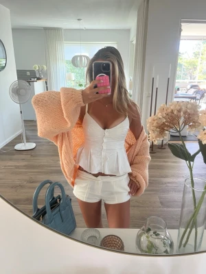 Zara topp - Jättesnygg Vit peplum-linnetopp med knappar från Zara🥰 använd fåtal gånger så den är i bra skick
