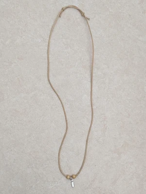 Beige halsband med träpärlor - Enkelt halsband med beige snöre, två små träpärlor och en liten silverfärgad bricka som hänge. Perfekt för dig som gillar naturliga material och minimalistisk stil.