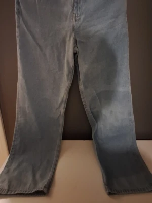 Ljusblå baggy jeans från only&sons - Ett par ljusblå jeans med rak passform och klassisk femficksdesign. Jeansen har en enkel look utan synliga loggor eller dekorationer och är tillverkade i denim. Perfekta för en avslappnad och stilren outfit.