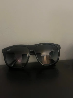 Svarta Ray-Ban solglasögon - Snygga svarta Ray-Ban solglasögon med klassisk form och mörka. Helt nya utan box!