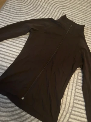 Mörkbrun träningsjacka  - Jättefin och skön träningsjacka från Gina Tricot, passar även till vardagen. Aldrig använd, storlek S. Obs! är bomulls material, alltså känns det inte som en träningsjacka.   Postar mellan 1-3 dagar efter köp.  Hör gärna av dig om du har frågor eller vill ha fler bilder!