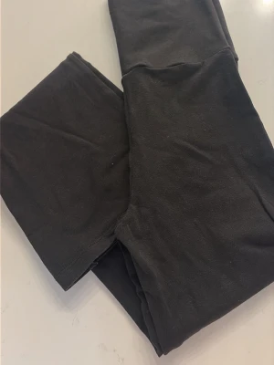 Svarta leggings från Gina Tricot - Säljer två par klassiska svarta och mörkblåa leggings från Gina Tricot i storlek 134/140. De är mjuka och stretchiga, perfekta för en avslappnad och bekväm stil. Passar till det mesta och är ett måste i garderoben!