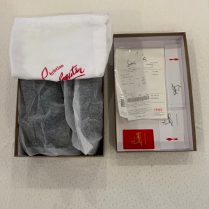 Svarta sneakers från Christian Louboutin - Stilrena svarta sneakers från Christian Louboutin med klassisk låg siluett. Skorna har svarta skosnören, diskret logga och ovandel i mocka och läder. Perfekta för dig som gillar exklusiva och trendiga sneakers med lyxig känsla.