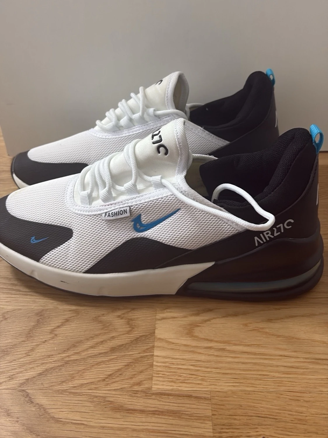 Nike Air 270 vita och svarta sneakers - 3
