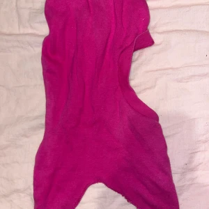 Lasten kypärämyssy - Lasten pinkki kypärämyssy. Koko 2. Korkeus n  35cm, leveys n 20cm. Kissatalous Mikäli hinta ei miellytä tarjoa rohkeasti. Katsothan myös muut ilmoitukseni!!