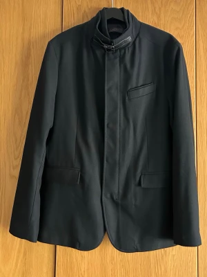 Kavajjacka Zara Man - Säljer en jacka från Zara Man. Avtagbar innerkrage beroende vilken stil man vill ha. I fint skick. Marinblå. I storlek 54.