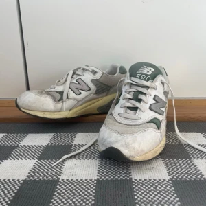 New Balance 580 vita/gröna sneakers - Säljer ett par New Balance 580 sneakers i vitt och grönt med klassisk N-logga på sidan. Skorna har meshpaneler för extra andningsförmåga och detaljer i mocka och läder. Perfekta nu till våren och sommaren! Går lätt att 🧼 Priset kan bli billigare vid snabb affär!!