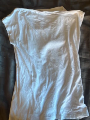 Vit t-shirt från Nelly i bomull - En klassisk vit t-shirt från Nelly i mjuk bomull. T-shirten har korta ärmar och en enkel, rak passform som passar till det mesta. Perfekt basplagg att ha i garderoben.