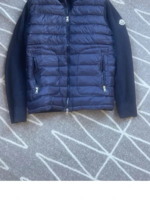 Moncler cardigan  - Snygg mörkblå cardigan från moncler originella storleken är L men den passar bäst på M