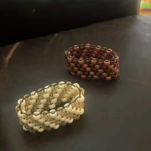 2 fina armband 🩷🎱 - Säljer 2 söta armband med fint mönster🌸🍫🍦båda för 55 kr eller en för 30 kr