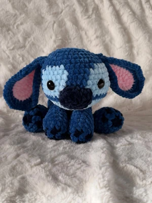 Virkad stitch  - Virkad stitch ca 30cm lång, kan både sitta och ligga ner💙