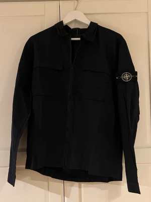 Stone Island Jacka - En helt ny tunn Stone Island jacka i färgen svart, storlek M. Allt på bild följer med. För frågor, skicka meddelande!