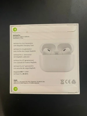Apple AirPods Pro 2 MagSafe - Säljer ett par Apple AirPods Pro 2nd Generation med MagSafe-laddningsetui. Hörlurarna är vita, trådlösa in-ear-modell med silikonproppar och levereras med laddningskabel och extra öronproppar. Snygg och stilren design i plast, perfekt för musik och samtal.