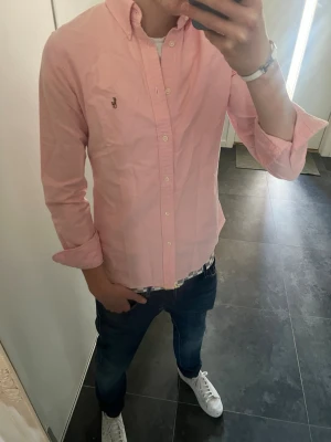 Rosa Ralph Lauren skjorta - Snygg rosa Ralph lauren skjorta storlek M men passar S bättre modellen är 180cm lång och väger 65kg priset är ej satt i sten de är bara att skriva vid frågor 