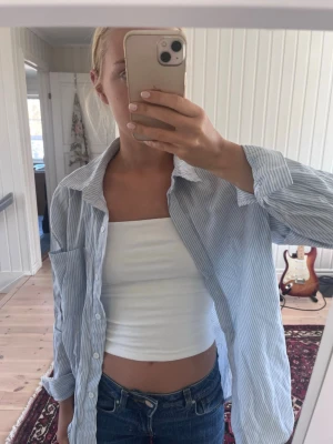 Randig skjorta från Shein - Perfekt passform. En liten foundationfläck på ryggen men den är minimal.