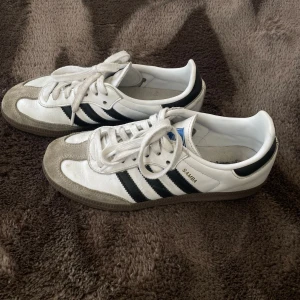 Adidas Samba vita och svarta sneakers - Klassiska Adidas Samba sneakers!