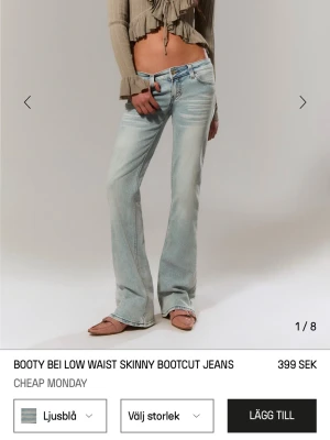 WEEKDAY jeans ljusblå 🫶🏼 27/34 - Cheap monday ljusblåa jeans i storlek 27/34, är själv 174cm lång och de går ända ner till botten av fötterna och sitter super fint, använda 2-4 gånger. Kontakta för mer bilder 💛