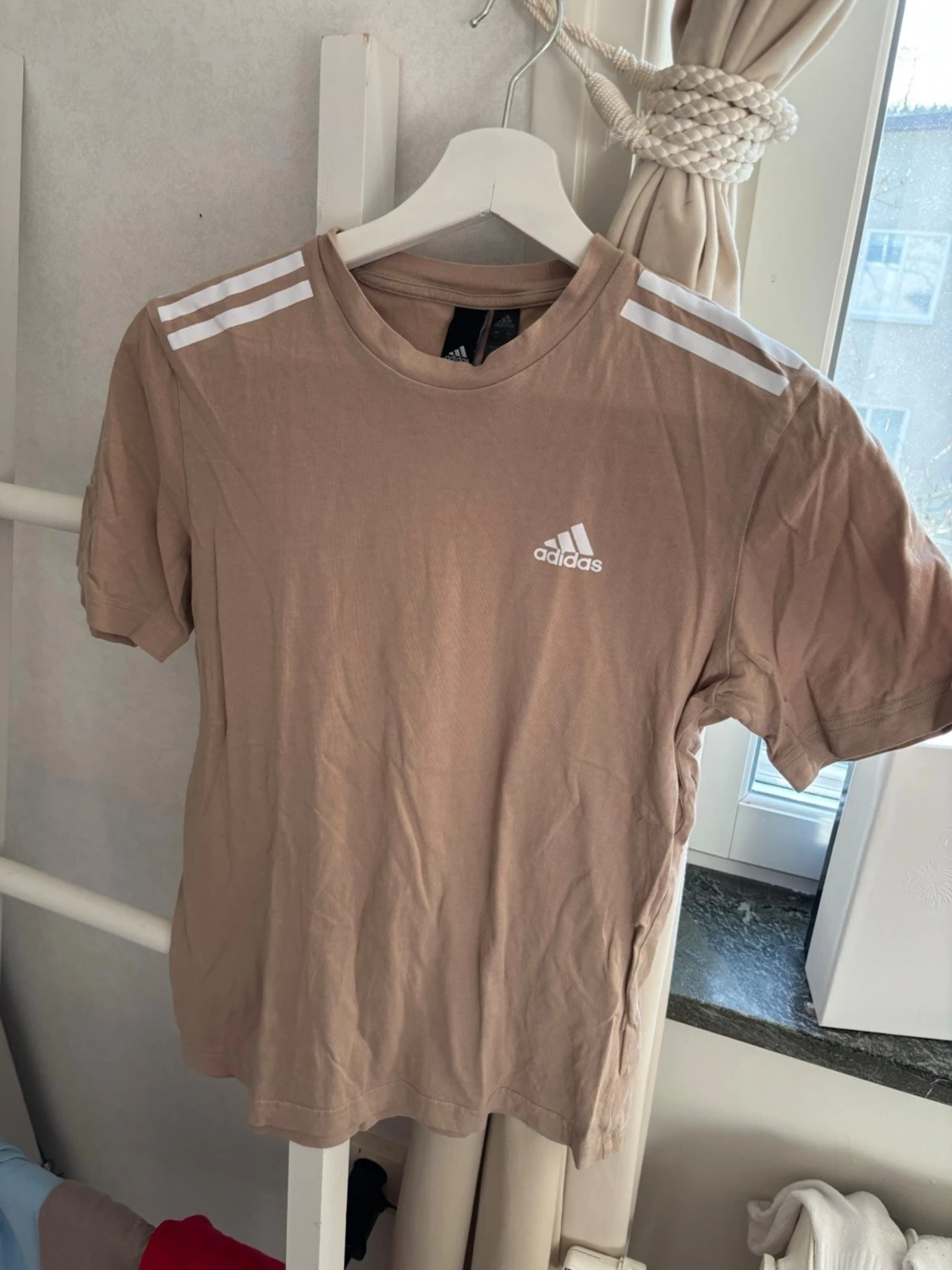 Två Adidas t-shirts i vitt och beige - 1