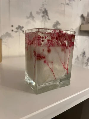 Dekorativ doftljus Japanskträ - Unik dekoration-doftljus i form av japansk trä i glas. Perfekt som prydnad på hyllan eller skrivbordet. Kuben har en modern och stilren form som ger ett konstnärligt intryck till rummet.