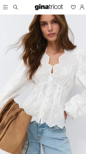 Viral, trendig och slutsåld vit blus från Gina - Den virala, trendiga och slutsålda blusen från Ginatricot. Säljer då den är lite för liten och ska köpa en större storlek. Endast använd två gånger. 