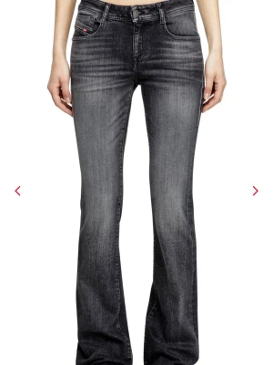 Svarta lågmidjade bootcut jeans från Diesel - Snygga svarta lågmidjadebootcut jeans från Diesel