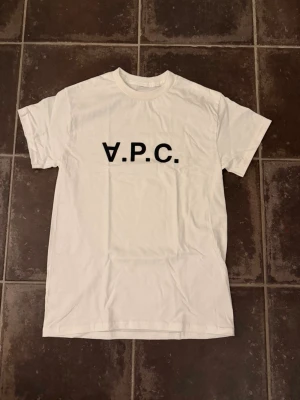 A.P.C t shirt  - Riktigt fet och eftertraktad t-shirt med A.P.C loggan i storlek S. Väldigt bra skick!  Obs: Jag är lite osäker på äktheten då lappen i nacken saknas, därför säljs den billigare (499 kr, nypris ca 3000 kr).  längd cirka 65cm, bredd cirka 44cm. Tveka inte att höra av dig vid frågor eller funderingar!