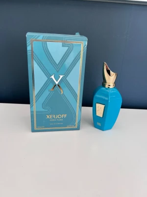 Xerjoff Erba Pura Eau de Parfum 100ml - Lyxig parfym från Xerjoff, modellen Erba Pura. Beställde  för några månader sen men gillar inte doften Innehåller 100 ml Eau de Parfum. Använd en gång 