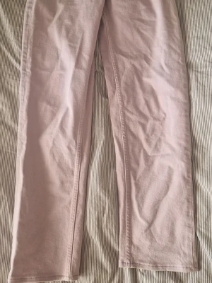 Ljusa lila raka jeans - Säljer ett par ljuslila/syrenlila jeans med rak passform. Jeansen har klassisk design med raka ben och är tillverkade i ett mjukt denim-material. Perfekta till våren och sommaren!🌸 Storlek 24/32, men uppsydda till ungefär 30, vilket motsvarar "normallång" xs..