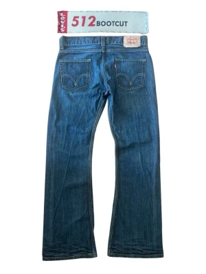 Levi Jeans 512   - Feta Levi Jeans, 512 bootcut. Storlek 32x32 i perfekt skick, dock lite skrynkliga. 41cm midja, 104cm längd, 79cm innerben och 23.5cm benöppning. 