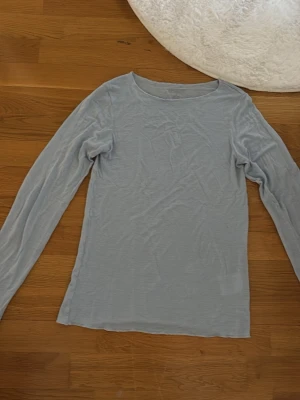Ljusblå långärmad tröja  - Mysig ljusblå långärmad tröja  i mjukt material. Enkel och stilren design med rund halsringning, perfekt för att chilla hemma eller skolan. En dupe från intimissimi fast som kommer från Ullared 
